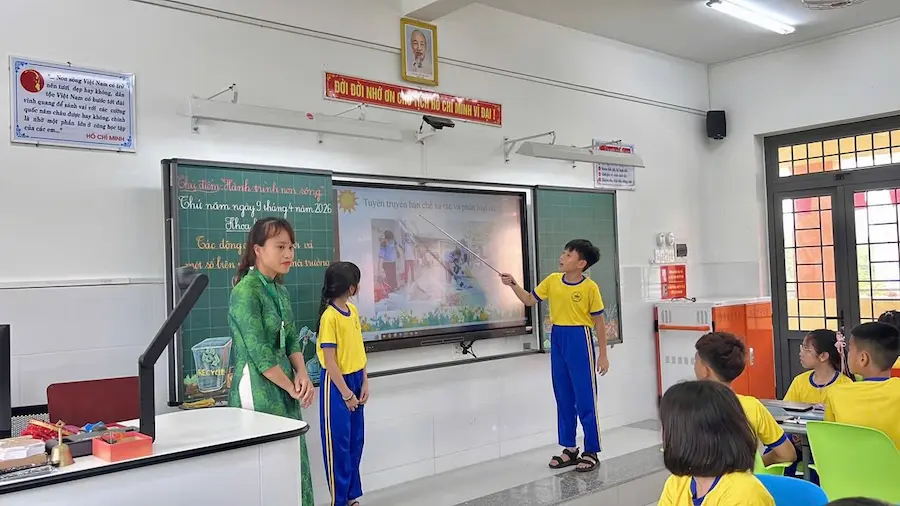 Vì sao màn hình tương tác khiến học sinh thích học hơn? 2 Vì sao màn hình tương tác khiến học sinh thích học hơn?