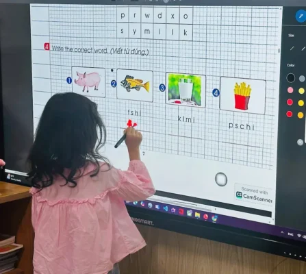 Vì sao màn hình tương tác khiến học sinh thích học hơn?