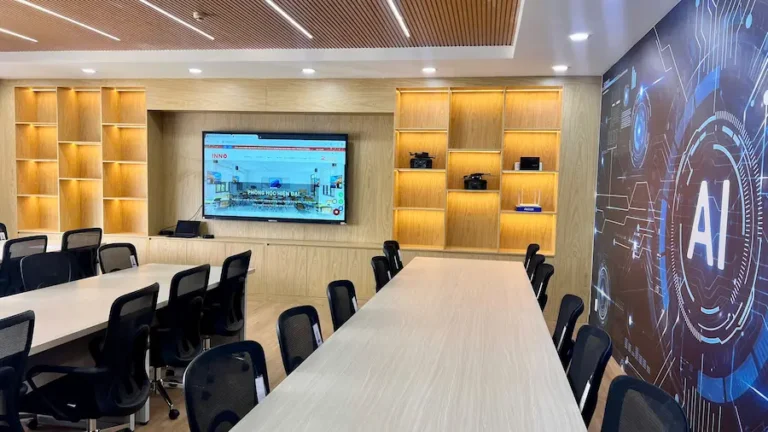 Màn hình tương tác INNOSMART tại Phòng thí nghiệm AI – Trường Đại học Gia Định