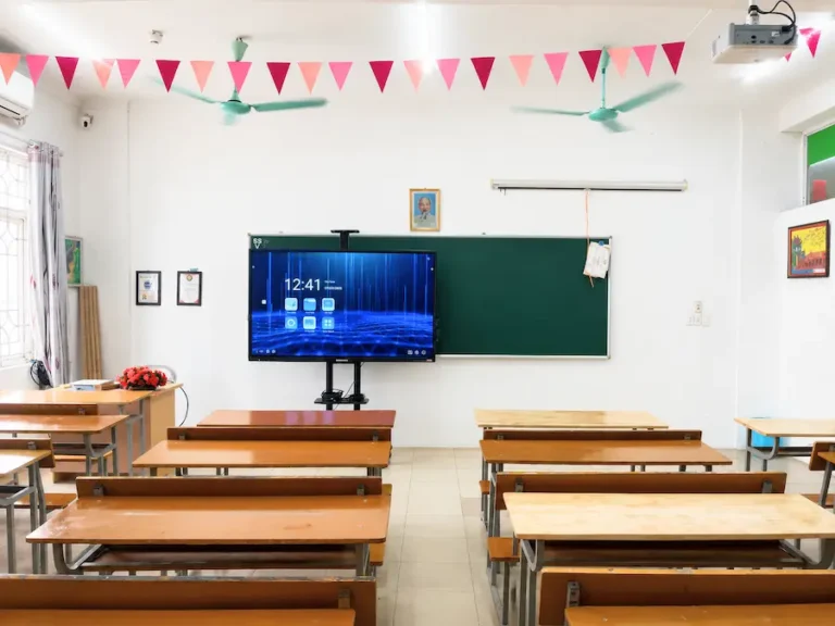 GIẢI PHÁP MÀN HÌNH TƯƠNG TÁC INNOSMART – TRƯỜNG THPT VIỆT HOÀNG HÀ NỘI 